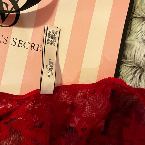 VICTORIA’S SECRET RED PANTIES SIZE XL SET OF 3!! BEAUTIFUL RED & GOLD - Picture 4 of 9